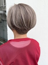 ヴァロ(Valo)&nbsp;グレージュ白髪ぼかし・刈り上げ大人ショート