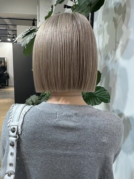 メリー オオサカ(Merly Osaka) 切りっぱボブが似合うハイトーン_ash beige_
