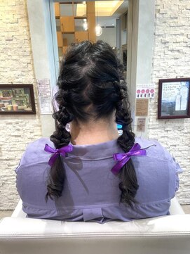 ヴィサージュプラス(VISAGE plus) 推し色リボンでかわいく！ツイン編みおろしアレンジ