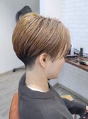 刈り上げショート　ハンサムショート　センターパート