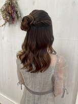 プランタン(Printemps) 12トーン編み込みハーフアップヘアセットアップスタイル