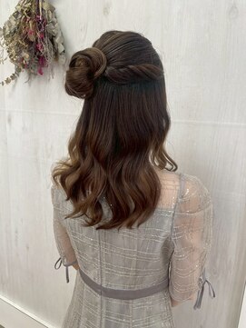 プランタン(Printemps) 12トーン編み込みハーフアップヘアセットアップスタイル