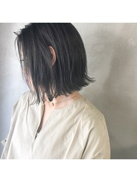 ミント(mint) シンプルに切りっぱなしボブ×赤み除去グレー