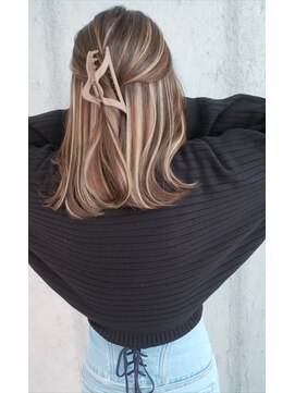 マリアナ(Mariana) ハイライトショートヘアレイヤーカットダブルカラー