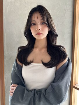 リリー(Lilly) くびれヘア×シースルーバングに肌映えするグレージュを