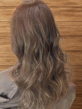 大人女性にオススメのカラー♪髪質改善に特化したサロンだから、自然な仕上がりに♪グレイカラー☆彡