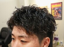 【ツイストスパイラルパーマ】縦落ちのシャープな動き。無造作だが計算されたエッジの効いたストリート系。