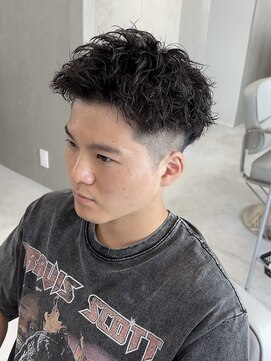 ホワイト(WHITE) ピンパーマ　刈り上げスパイキー