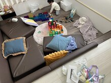 ハチ(Hachi)の雰囲気（テレビ付きの広々キッズスペースはおもちゃもお菓子も持ち込みOK）