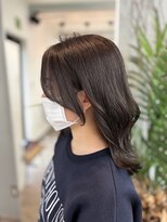 プラム(plum.) くびれミディアム/顔周りに合わせカット/アッシュグレー