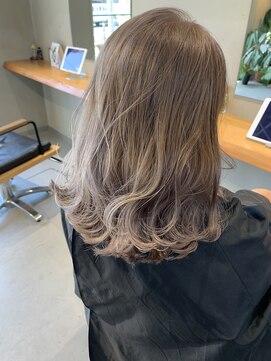 ニキータ(Nikiita) 柔らかいミルクティーカラー