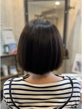 【ヘアカラー専門店】気になる白髪も、綺麗に染まる。艶感溢れる大人カラーで、上品な仕上がりに。