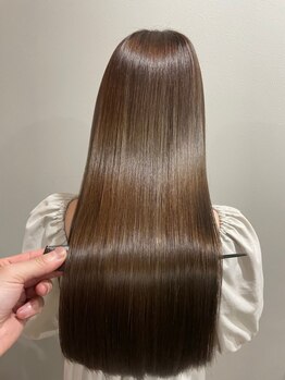 リブール 碧南店(libuR)の写真/感動の滑らかさ!自然な仕上がり縮毛矯正で、憧れのツヤ髪ストレートパーマ体験を☆