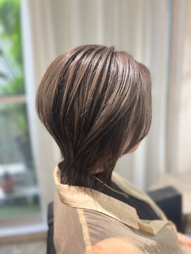 ツムグ 代官山店(TUMUGU) 小顔ショートボブ丸みショート×パープルブラック白髪ぼかし