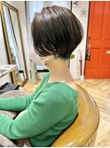 オン眉ショート　ナチュラルレイヤーマロンブラウン耳かけボブ