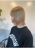 ホワイトブロンド/顎ラインボブ/くすみベージュ