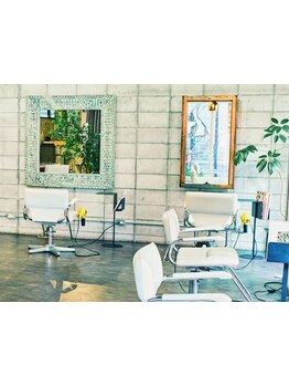 まるで自然の中のアトリエのような空間♪広々ゆったりできるサロンで寛げる◎あなただけの隠れ家サロンに。