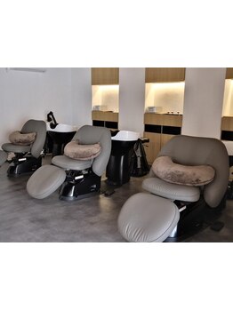 "和"をテーマにした温もりのあるリラックス空間で、至高のサロンタイムを―。