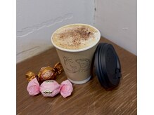 トライフ バイ アカラ(Trife by AKARA)の雰囲気（カフェ併設。オリジナルの珈琲豆を使った挽きたて珈琲人気です）