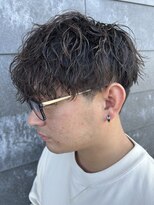 ヒュイル バイ ニアウ(Hwyl by Niau)&nbsp;メンズマッシュパーマ波巻スパイラルパーマニュアンスパーマ眉毛