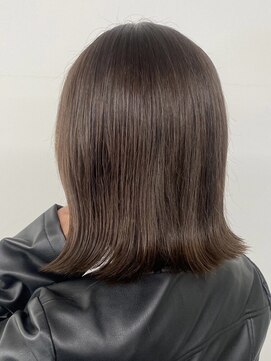 クローズ(cross-z) ★ぱつっと外はねミディアムグレージュクールショート愛されヘア