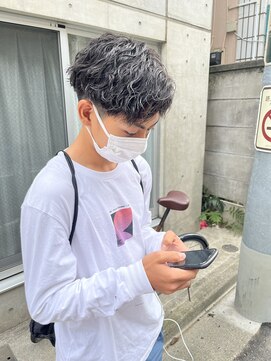 アイズ 海老名(AIZU) ツイストスパイラル センターパート マッシュ スパイラルパーマ