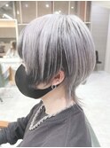 シルバーカラーツーブロックマッシュショート　ブリーチカラー