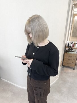 ユエ(YUE) white blond