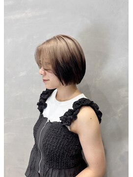 ナンバー 大分中央町店(N°) ルーツカラーホワイトベージュ×ブラック