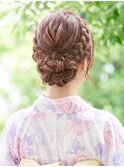 大人フェミニンな編み込みカチューシャ風シニヨンアップ