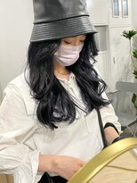 カミエ(kamie) 透明感のあるブラックロング × 上質な艶感