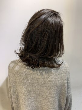 リバレッジ 白金(Leverage) ダークトーングレージュ外ハネミディアムレイヤースタイル