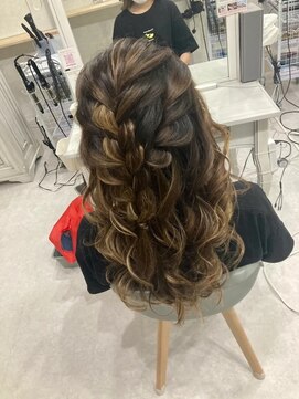 ラモ(RAMO) トップ編み込み下ろしヘア