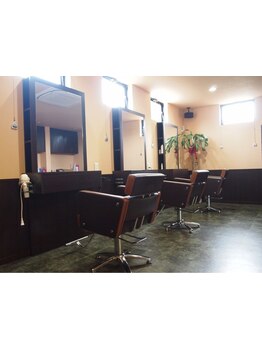 気さくなスタッフとカフェ併設のアットホームなサロン☆気軽に通える居心地の良い落ち着いた空間が魅力♪