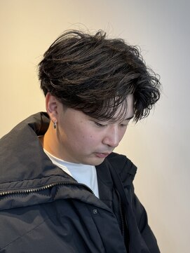 フェザーショート/フェザーパーマ/センターパート/メンズ髪型