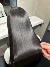 独自開発の【ITE premiumトリートメント】でダメージ毛に高濃度タンパク質を補給しうる艶髪へ導きます！