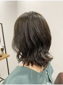 カーキグレーで艶感アップ