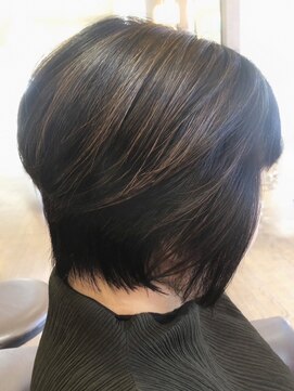 ツゥー美容室 くずは店 前下がりショートボブ