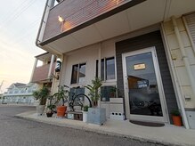 エン フロム ザ バーバー(縁 From the Barber)の雰囲気（夜の目印はモノクロのサインポールです。駐車場は２６・２７）