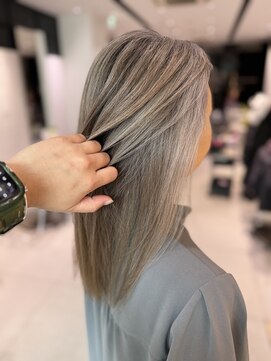 ステア ケース(stair case) 白髪を活かしてつくる脱白髪染めグレージュ