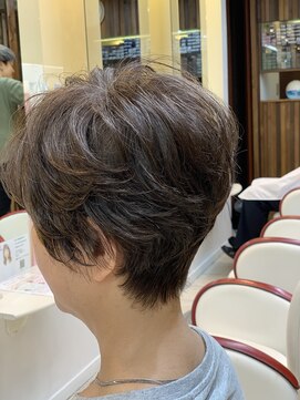 クオリス 上板橋店(QUALIS) 50代60代 くせ毛ふんわりボリューム前下がりハンサムショート