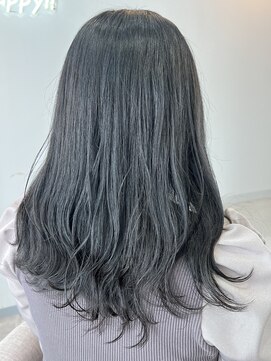 ラビス 浦和(Lovis) グレーベージュ/レイヤーロング/アッシュカラー/前髪パーマ/浦和