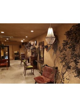 お花に囲まれた落ち着いた空間が大人女性からも大好評◎癒しのサロンタイムをお過ごしください。