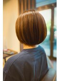 丸みシルエット×艶ブラウンボブ