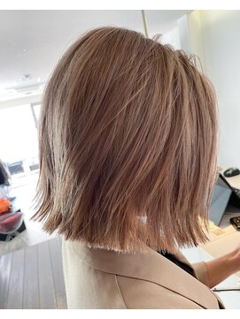 ヨルプラスディ(yoru+D) 切りっぱなしボブ×ベージュ