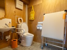 トイレは広々、ユニバーサルシート完備
