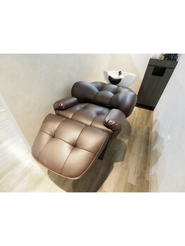 お好きなアロマをお選びいただけるヘッドスパで頭皮をケア。育毛促進や白髪予防にも◎