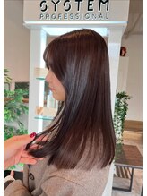 トレンドスタイルから王道のスタイルまで幅広いデザインが得意なのも彼女の強みです。