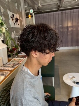 ギネス(Giness) 無造作×スパイラルパーマで魅せる、こなれメンズヘア