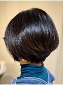 手櫛でまとまるショートスタイル